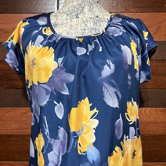 No Brand Tag Scoop Neck Short Sleeve Blue and Yellow Floral Blouse - Picture 4 of 16